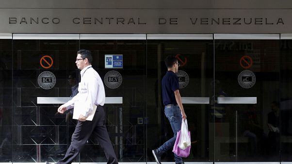 Venezuela Merkez Bankası önünden geçen insanlar Venezuela Merkez Bankası önünden geçen insanlar
