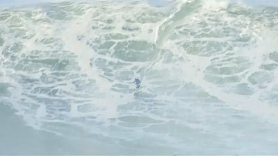 Surfistas cabalgan olas gigantes en Nazaré