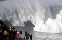 VİDEO | Hawaii'de 15 metrelik dev dalgalar sörfçülere geçit vermedi