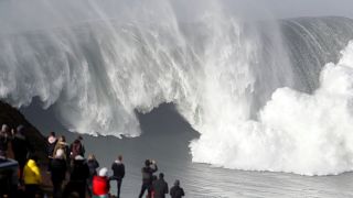 Portekiz'de devasa dalgalarla sörf keyfi