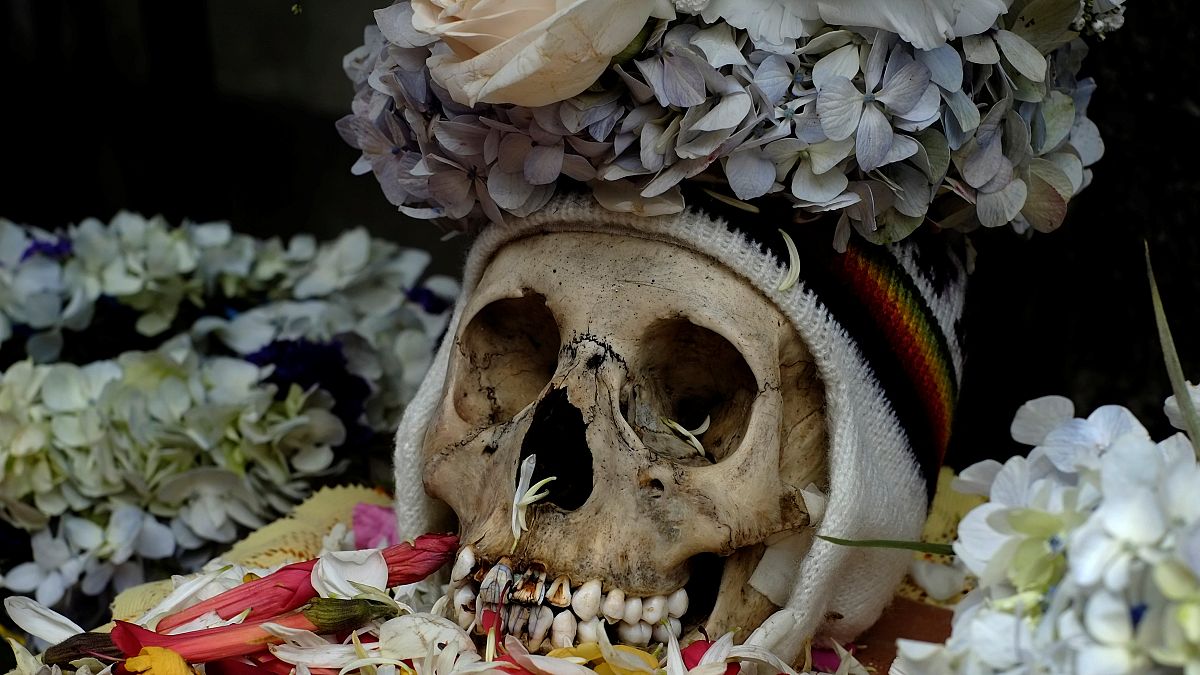 Bolivya'da 'Kafatası Günü': Ölü akrabaların kafataslarıyla dans