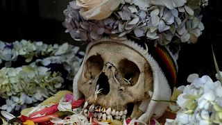 Bolivya'da 'Kafatası Günü': Ölü akrabaların kafataslarıyla dans