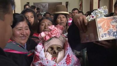 شاهد: البوليفيون يحتفلون بقداس الجماجم