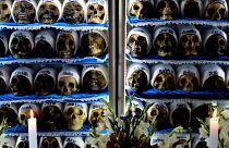 Regale mit Schädeln, die Stirnbänder mit Namen tragen