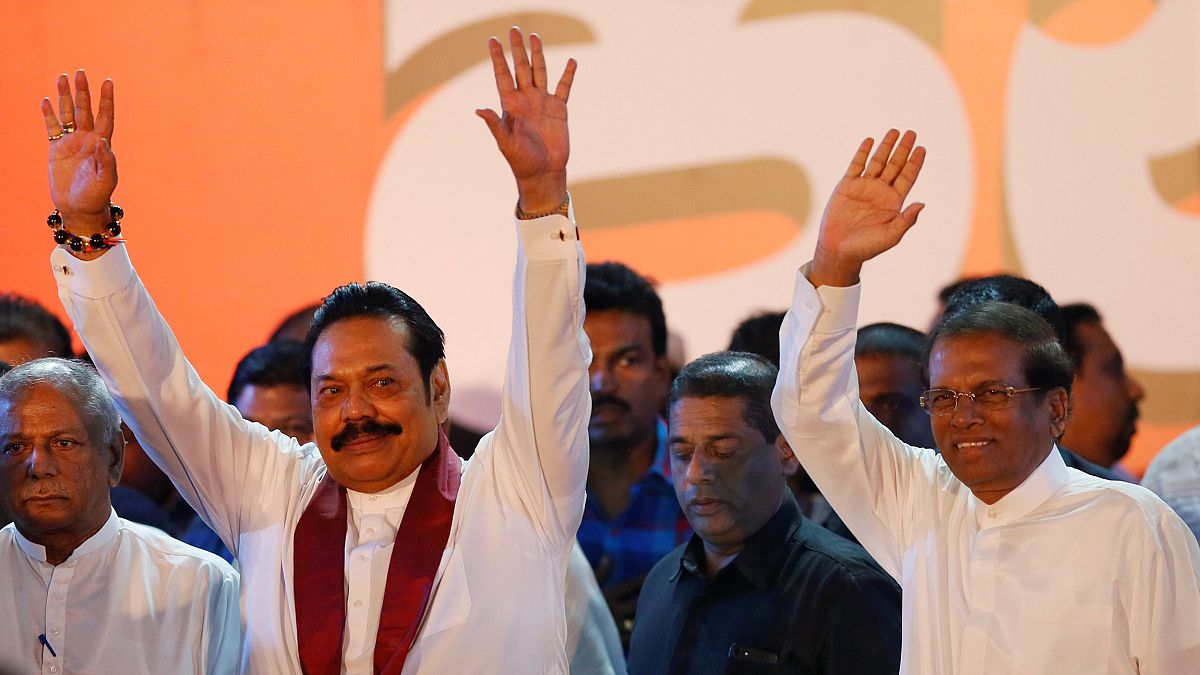 Yeni atanan Başbakan Mahinda Rajapaksa ve Devlet Başkanı Sirisena