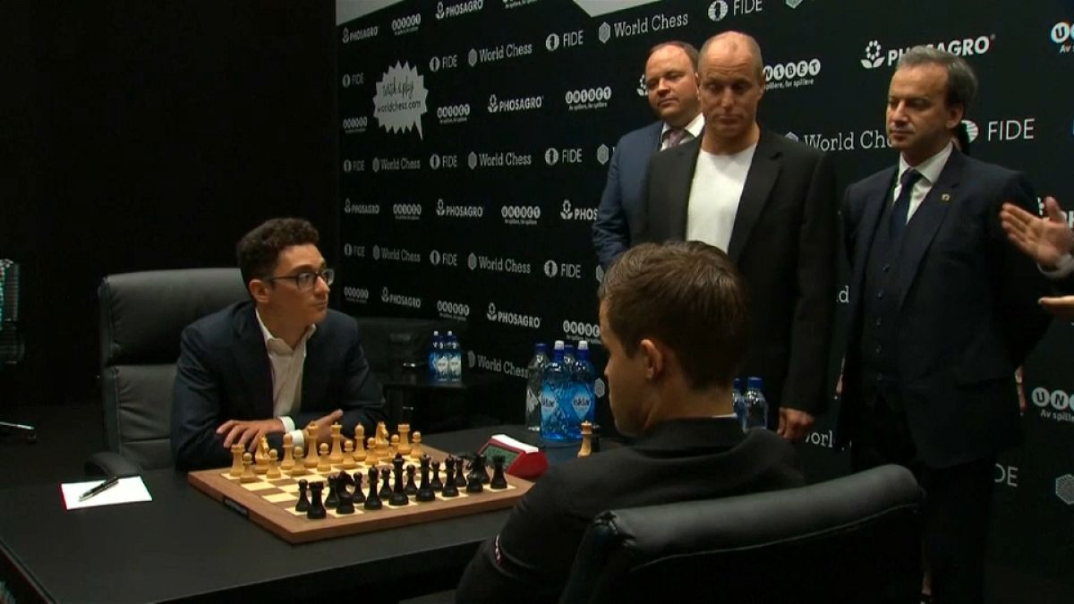 Woody Harrelson ügyetlenkedésével kezdődött a sakk-világbajnokság döntője