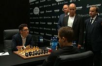 Woody Harrelson ügyetlenkedésével kezdődött a sakk-világbajnokság döntője