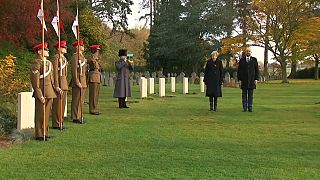 رئيسا وزراء بريطانيا وبلجيكا عند قبر أول وآخر جنديين بريطانيين قتلا في الحرب العالمية 1