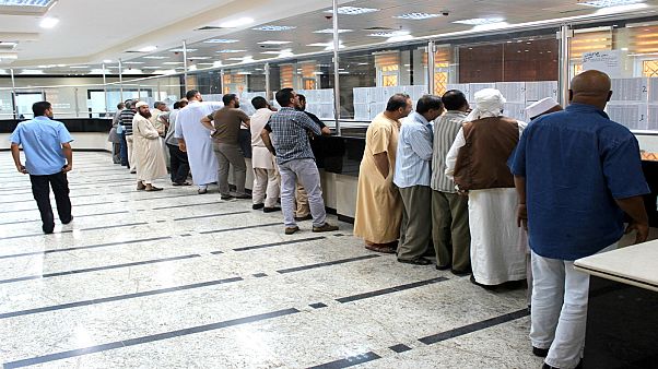 ليبيون داخل مكتب للصرافة في مدينة مصراتة ليبيون داخل مكتب للصرافة في مدينة مصراتة