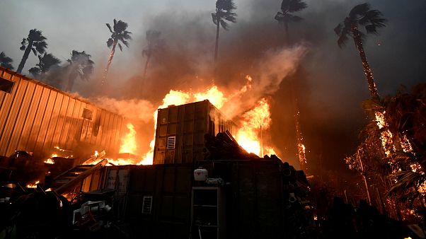Incêndios na Califórnia: Mais de 150 mil pessoas abandonam as casas Incêndios na Califórnia: Mais de 150 mil pessoas abandonam as casas