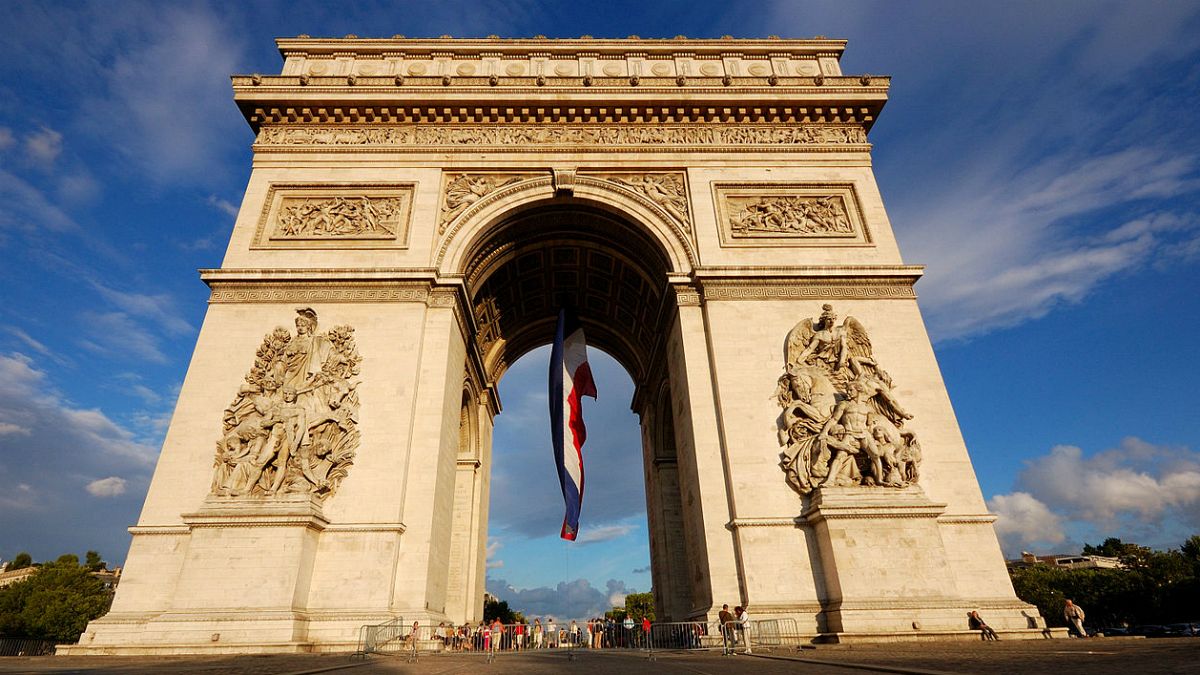 اعتراض فعالان فمن زیر طاق پیروزی به حضور «جنایتکاران جنگی» در پاریس