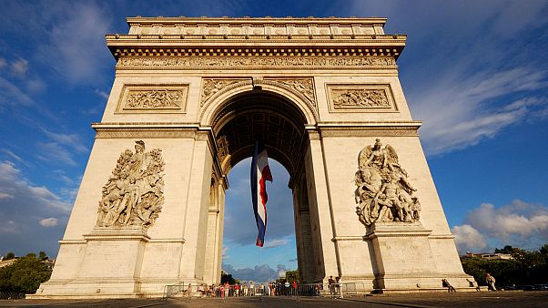 اعتراض فعالان فمن زیر طاق پیروزی به حضور «جنایتکاران جنگی» در پاریس اعتراض فعالان فمن زیر طاق پیروزی به حضور «جنایتکاران جنگی» در پاریس