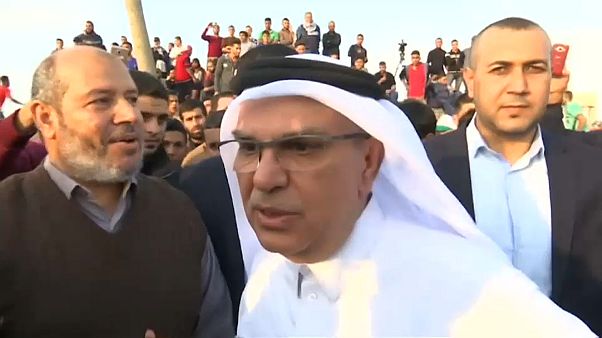 فلسطينيون غاضبون يرشقون موكب السفير القطري بالحجارة في غزة فلسطينيون غاضبون يرشقون موكب السفير القطري بالحجارة في غزة