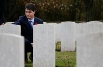 Премьер Канады возлагает цветы на кладбище во Франции