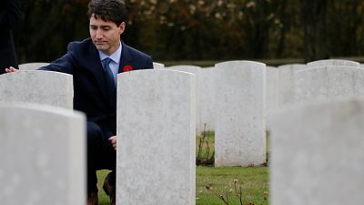 Der kanadische Premierminister Justin Trudeau an einem Soldatengrab