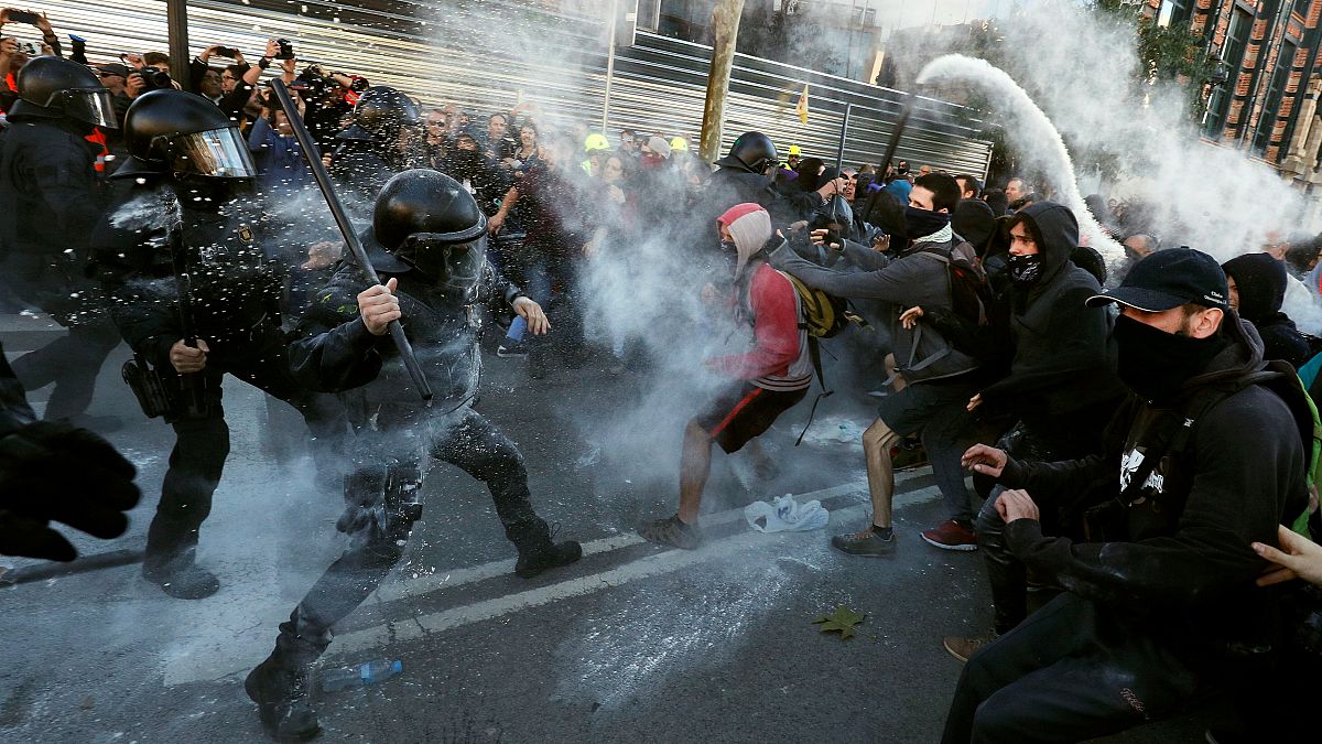 اشتباكات بين الشرطة الاسبانية والانفصاليين في برشلونة