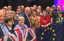 Teilnehmer des ALDE-Kongresses posieren mit GB- und Europaflagge