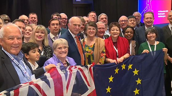 Teilnehmer des ALDE-Kongresses posieren mit GB- und Europaflagge Teilnehmer des ALDE-Kongresses posieren mit GB- und Europaflagge