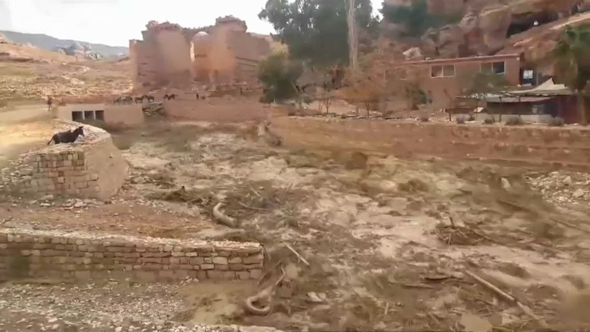 شاهد: الفيضانات في البتراء تحيل المدينة الوردية لأنهار من الطين 