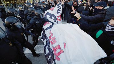 Manifestação de separatistas catalães termina em confrontos com a polícia