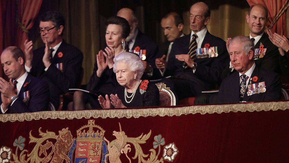 Queen Elizabeth und Prince Charles applaudieren den Musikern