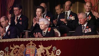 Queen Elizabeth und Prince Charles applaudieren den Musikern