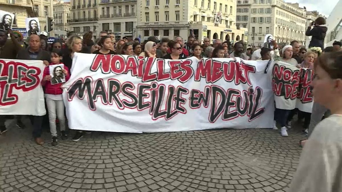 Demonstranten halten ein Transparent: "Noailles meurt - Marseille en deuil"