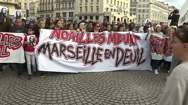 Demonstranten halten ein Transparent: "Noailles meurt - Marseille en deuil" Demonstranten halten ein Transparent: "Noailles meurt - Marseille en deuil"