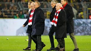 Bayern-Bosse not amused: Rummenigge und Hoeneß bei 3:2 mit Bier beschüttet