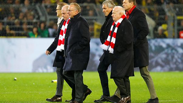 Bayern-Bosse not amused: Rummenigge und Hoeneß bei 3:2 mit Bier beschüttet Bayern-Bosse not amused: Rummenigge und Hoeneß bei 3:2 mit Bier beschüttet