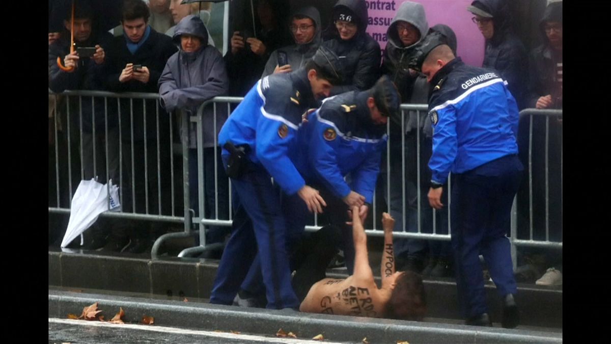 شاهد: إعتقال متظاهرة عارية الصدر حاولت الوصول لموكب ترامب في باريس