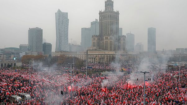 Der Warschauer Pilsudski-Platz in einem Meer von Polen-Flaggen Der Warschauer Pilsudski-Platz in einem Meer von Polen-Flaggen