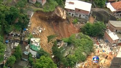 Brezilya'da kayan toprak 10 can aldı, 10 binayı yuttu