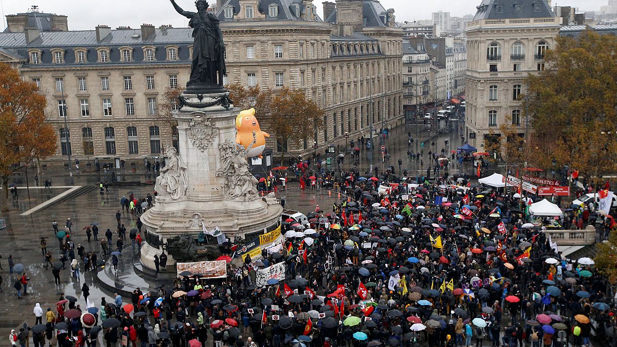 Halbnackt im Regen und mit Baby Trump: Proteste in Paris