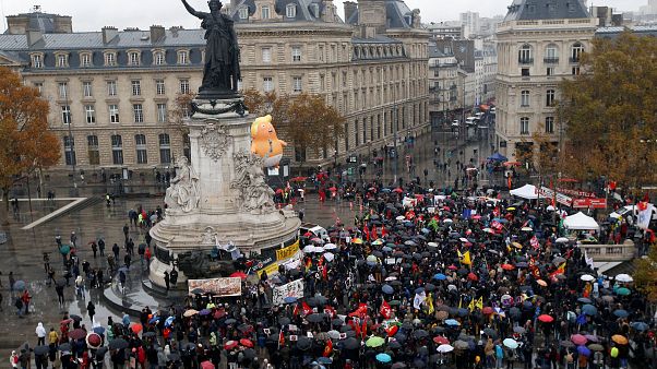 Halbnackt im Regen und mit Baby Trump: Proteste in Paris Halbnackt im Regen und mit Baby Trump: Proteste in Paris