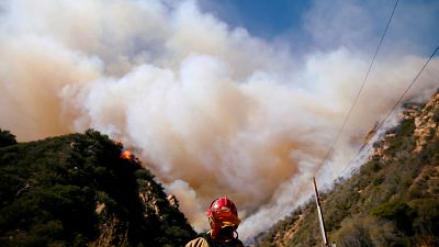 Una scia di fuoco lega California, Grecia e Portogallo