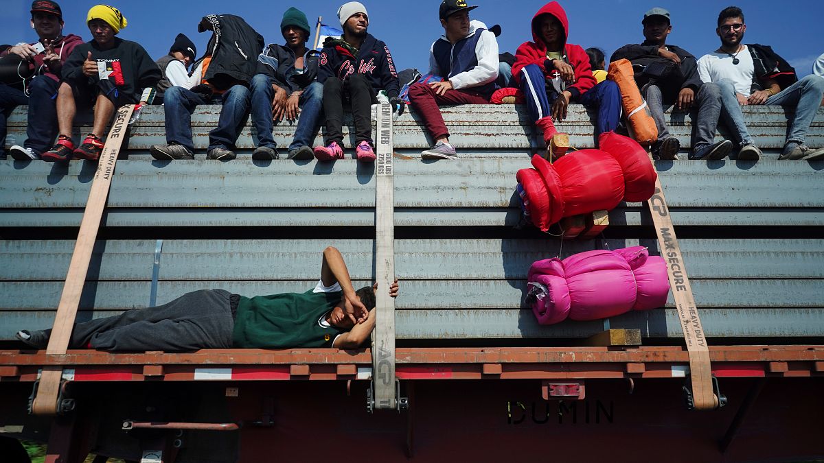 Migrantes à boleia para chegar aos EUA