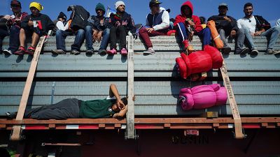 Migrantes à boleia para chegar aos EUA
