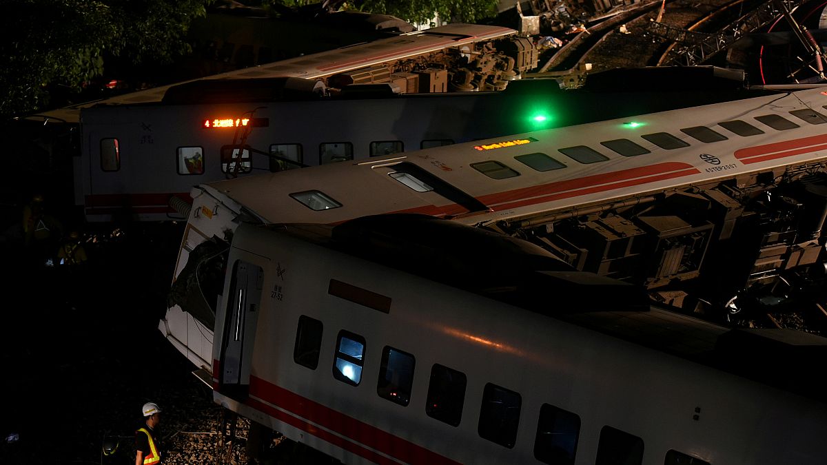 Yük treni raydan çıktı, 40 kaçak yolcu öldü