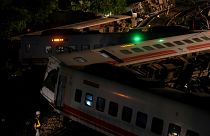 Yük treni raydan çıktı, 40 kaçak yolcu öldü