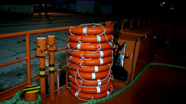 Dikili'de göçmen teknesi battı: Can kayıpları var Dikili'de göçmen teknesi battı: Can kayıpları var