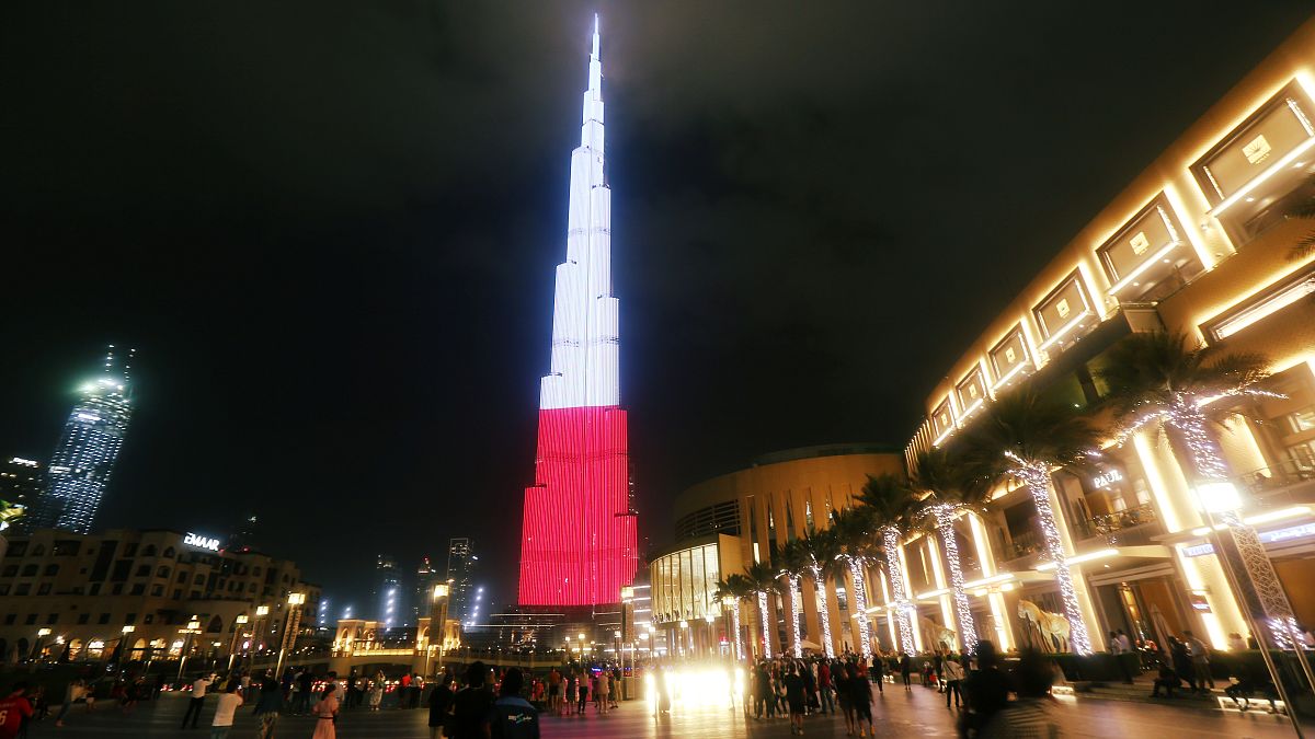 شاهد: برج خليفة يكتسي بألوان علم بولندا في ذكرى استقلالها