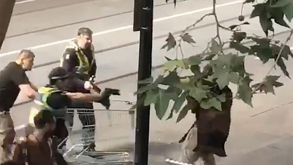 Hatalmas összeget gyűjtöttek a hajléktalan hősnek Melbourne-ben Hatalmas összeget gyűjtöttek a hajléktalan hősnek Melbourne-ben