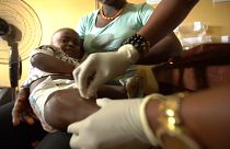 Ein Kleinkind wird gegen Ebola geimpft