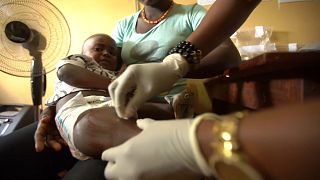 Ein Kleinkind wird gegen Ebola geimpft