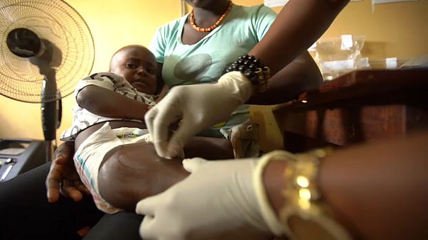 Ein Kleinkind wird gegen Ebola geimpft Ein Kleinkind wird gegen Ebola geimpft