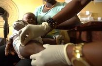  باحثون ومتطوعون يسابقون الزمن لاختبار لقاح للوقاية من الإيبولا