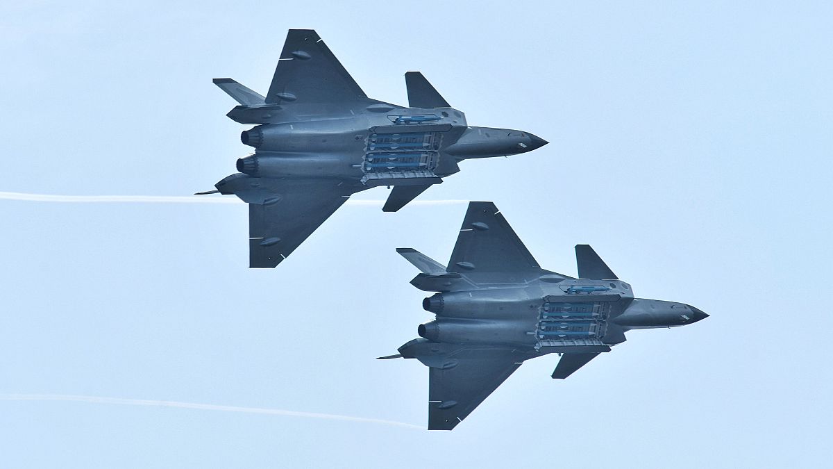 Çin'den ABD'ye gözdağı: Yeni nesil J-20 jetleri ve füze sistemleri tanıtıldı