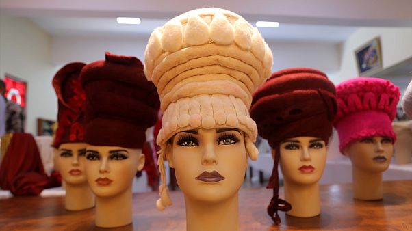 Kazılarla çıkarılan 2 bin 300 yıllık şapkalar yeniden tasarlanıyor Kazılarla çıkarılan 2 bin 300 yıllık şapkalar yeniden tasarlanıyor