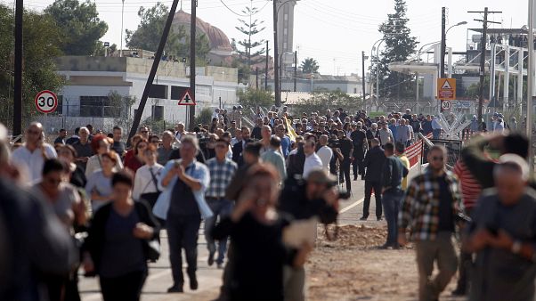 Κύπρος: Άνοιξαν τα οδοφράγματα Δερύνειας και Απλικίου- Λεύκας Κύπρος: Άνοιξαν τα οδοφράγματα Δερύνειας και Απλικίου- Λεύκας